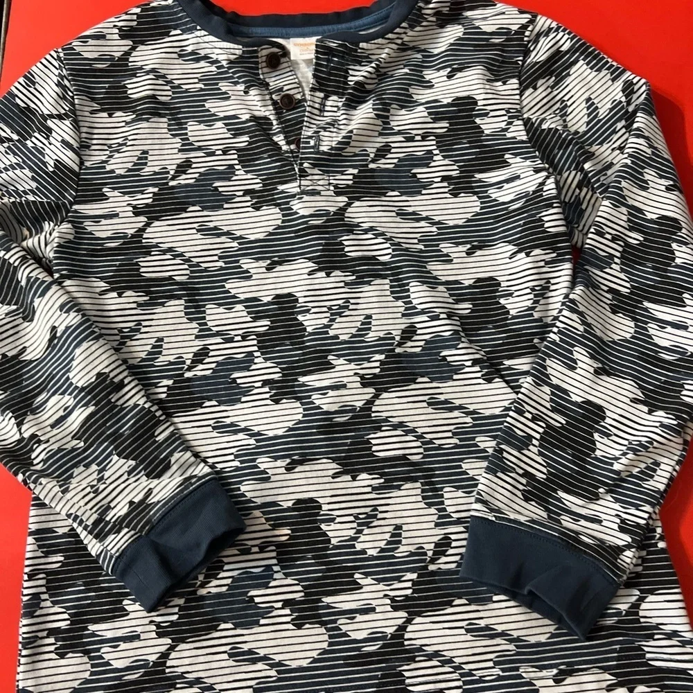 VINTAGE GYMBOREE BOYS SZ 10/12 LONG SLEEVED GRAY AND WHITE CAMO SHIRT